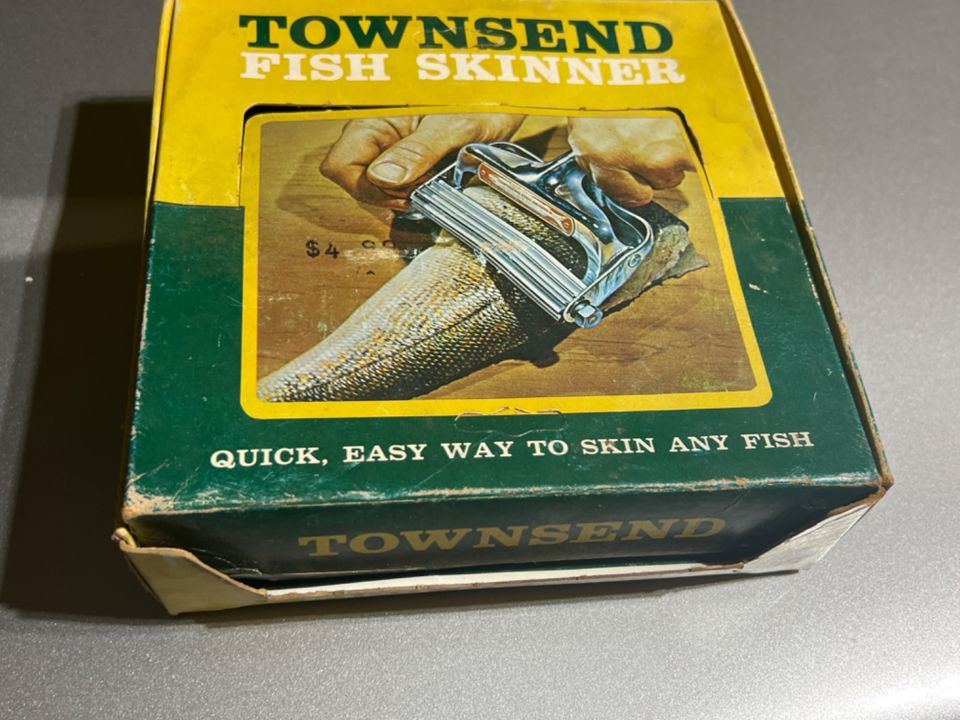 Townsend Fish Skinner in original box bidding ends 4/17 $12.00
