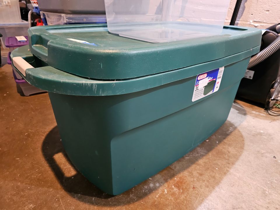 G 1413: Storage Tote bidding ends 2/15 $3.00 | EstateSales.NET
