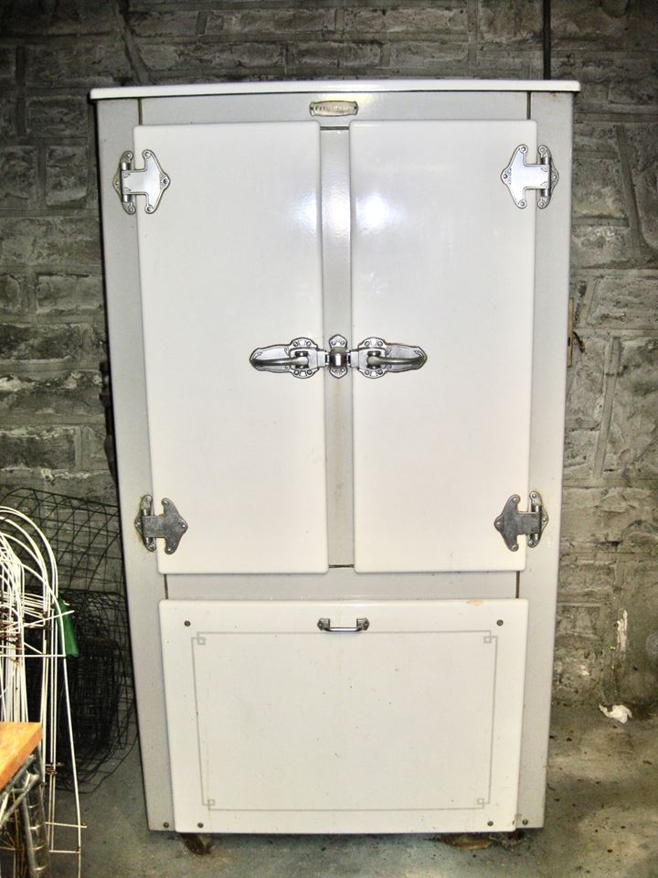 LOVELY Holly Hills Living Estate