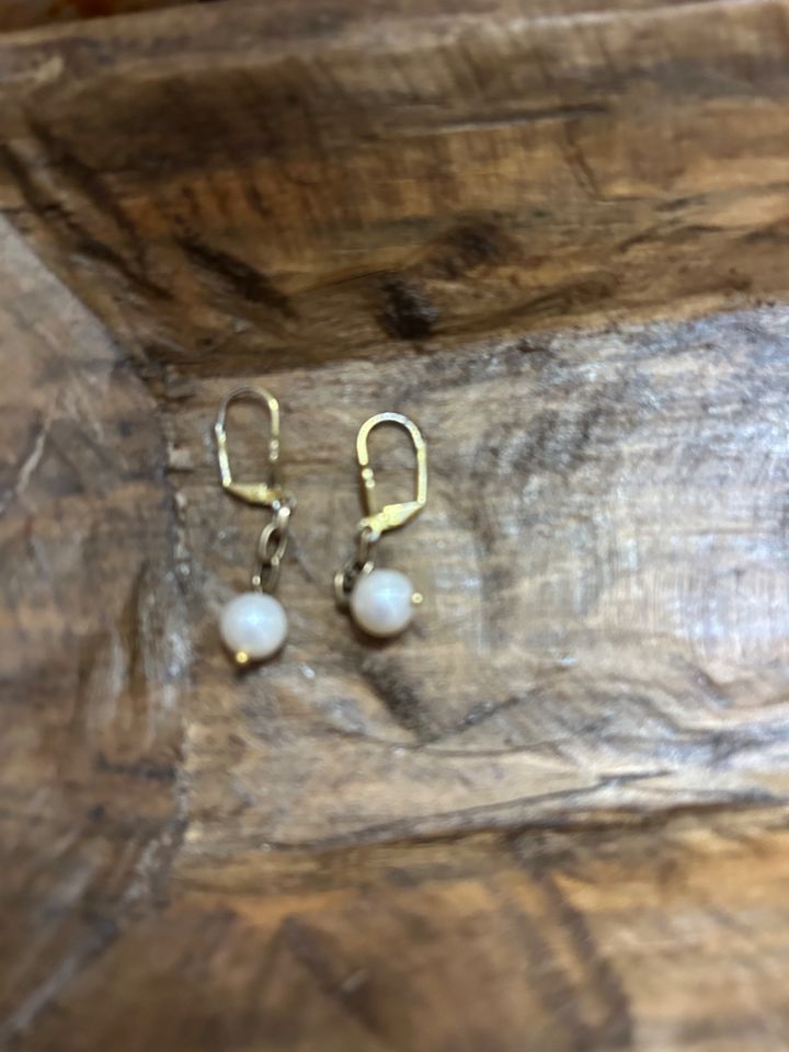FREE shipping!!!$2 start. Get it GONE! Fun jewelry