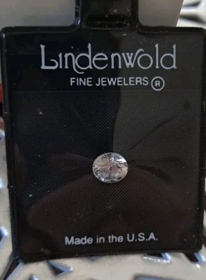 Lindenwold's fine jewelers shop loose diamonds