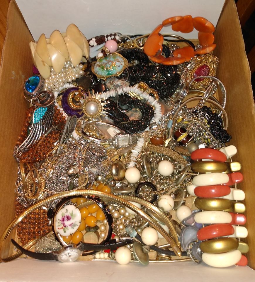Vintage Costume Jewelry Online Only Auction, Necklaces Earrings Bracelets Pendants Pins Brooches 