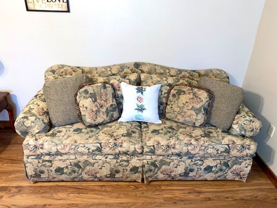 Sofa/Loveseat bidding ends 3/8 75.00