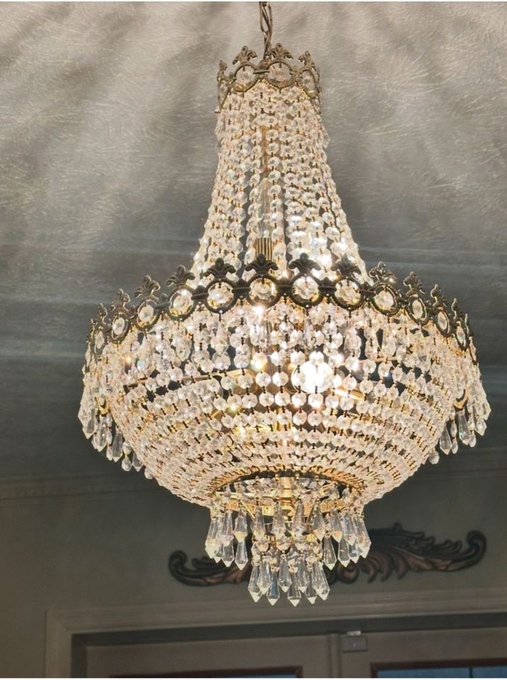 EXCELLENT. CONDITION EXQUISITE VINTAGE CRYSTAL CHANDELIER - 1970’s