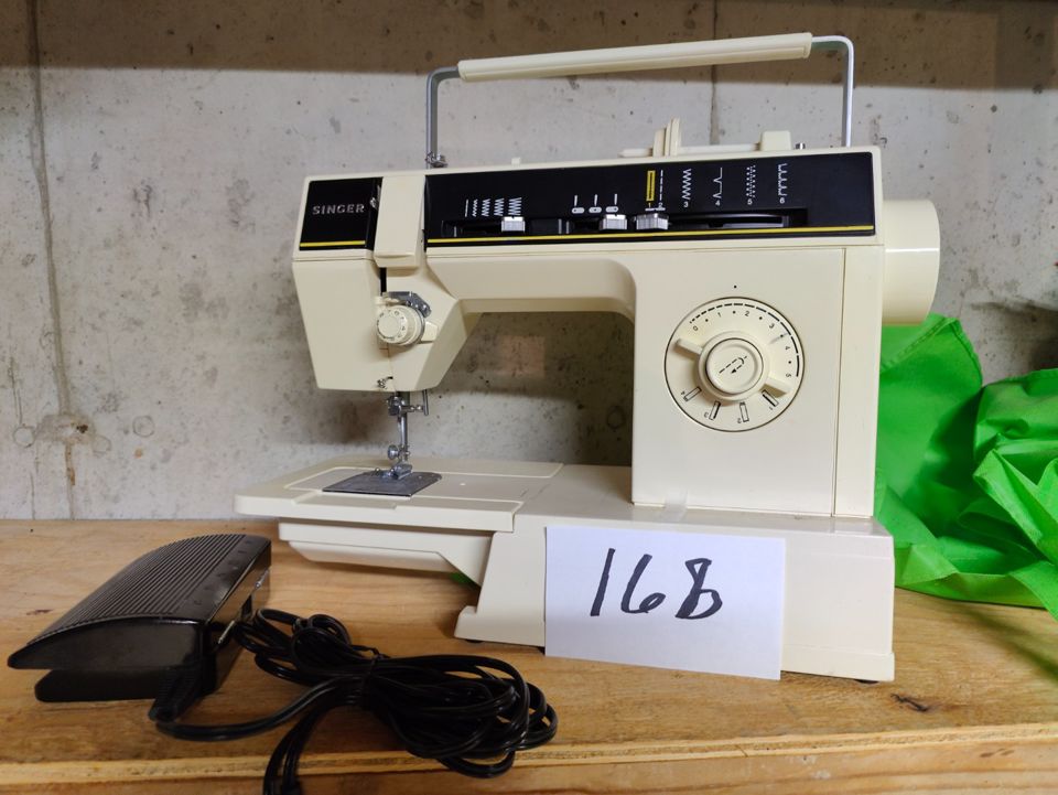 Singer sewing machine bidding ends 9/22 $60.00 | EstateSales.NET