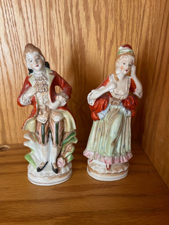 The Pickin Chicks Online  Sale!  75% off  Collectibles, Beautiful Furniture, Household and more.