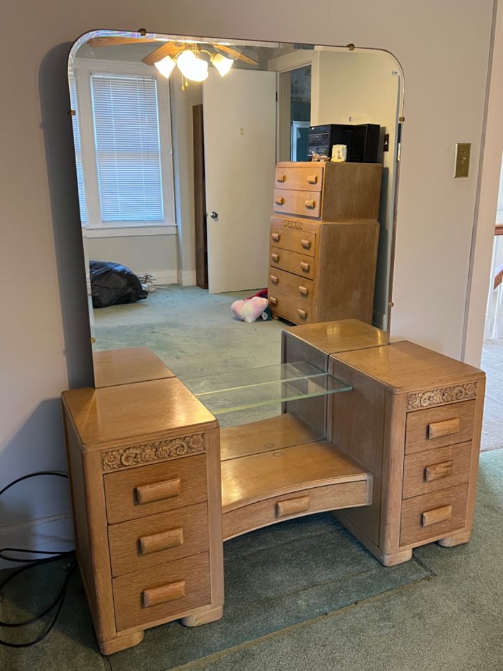 Thomasville outlet makeup vanity