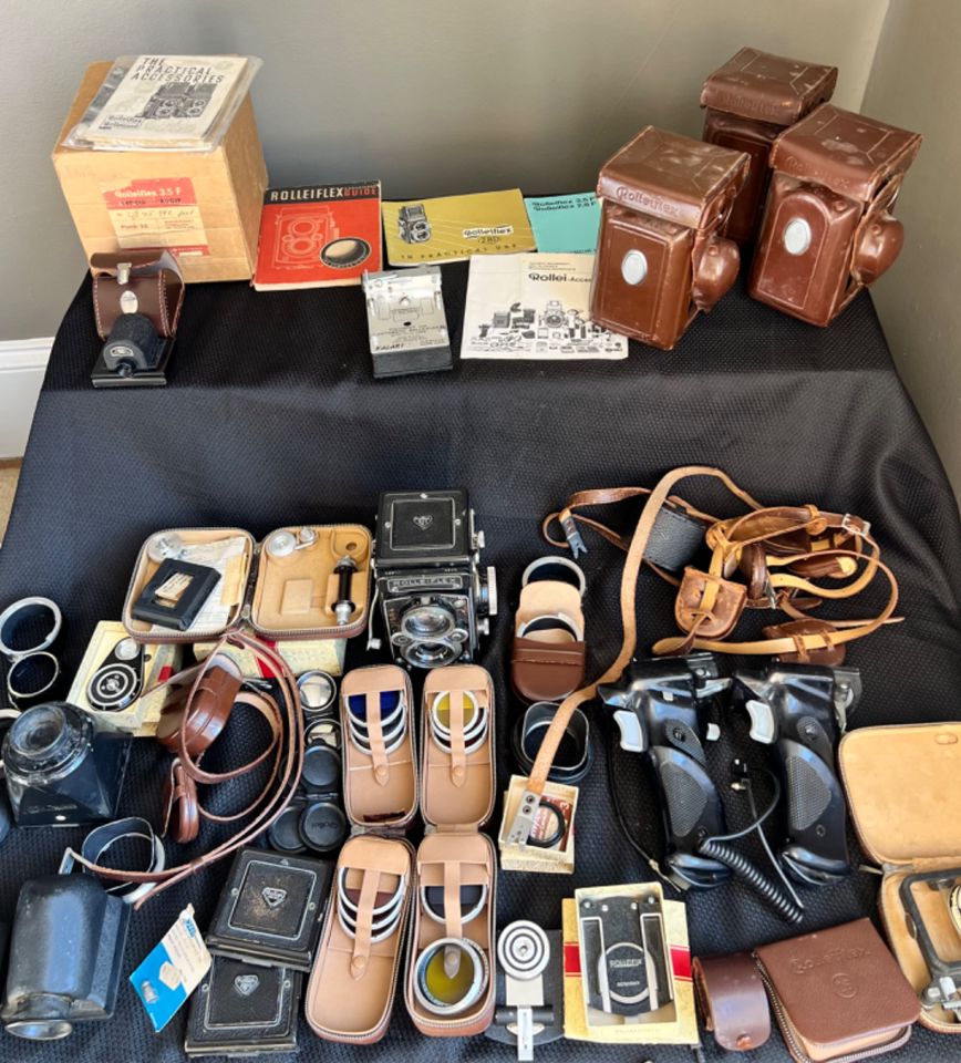Lot 203 - A Selection of Rolleiflex Accessories