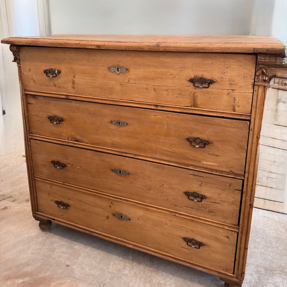 Huge Online Sale with Artwork, Furniture, Ole Miss 