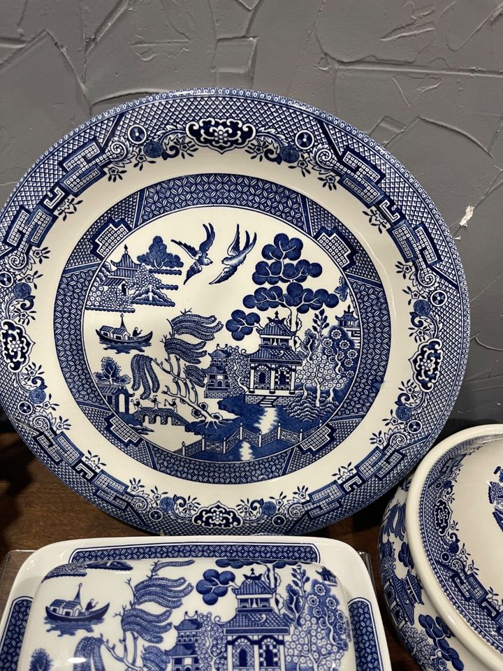 Blue Willow, Uranium Glass, Lladro, Mosser Glass and Fenton Online Auction 