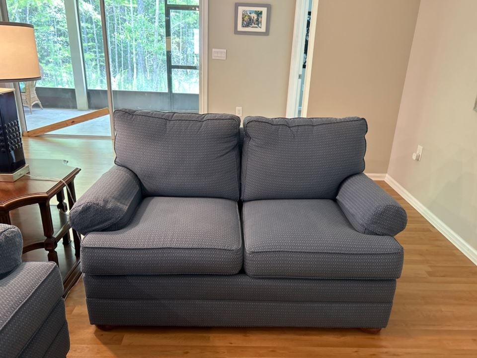 Thomasville loveseat bidding ends 6/5 225.00