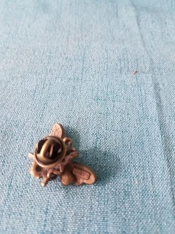 Jay Strongwater pin, Bumblebee, green/blue