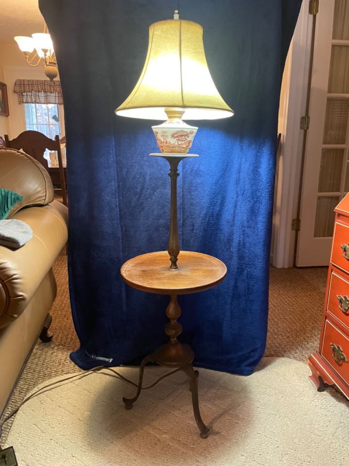 Vintage Floor Lamp With Porcelain Accent Bidding Ends 1 28 185 00   Aeeb4fd8 2e64 47af Ab43 4c51bb00d5aa Lg 