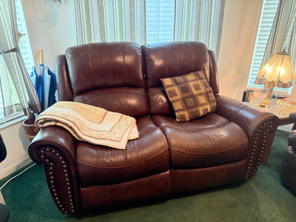 LAND O' LAKES: Furniture like-new Hot Sale!