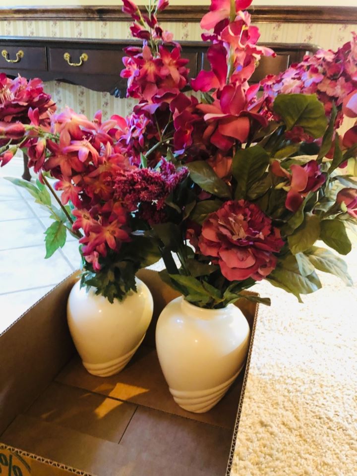 Lot of 2 Artificial flowers in vases bidding ends 7/14 5.00