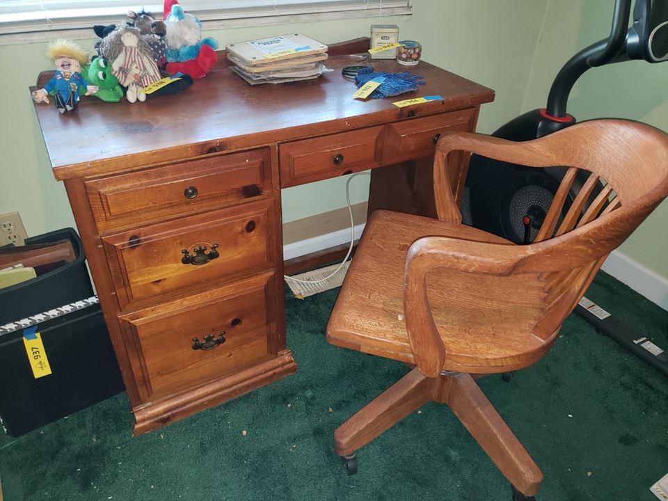 BR 944: Office Desk with Chair bidding ends 5/10 $3.00 | EstateSales.NET