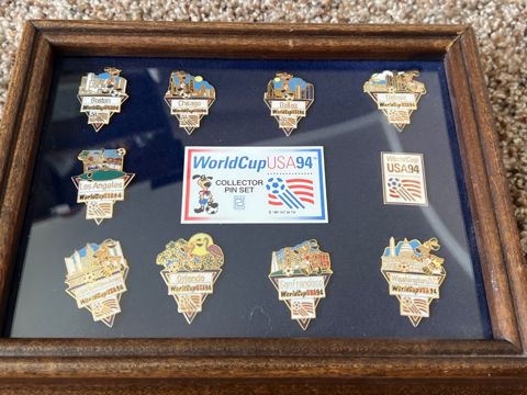 w杯1998フランスCOLLECTOR PIN SET FIFA World Cup 1998 France Gillette 32 Pins In A Frame