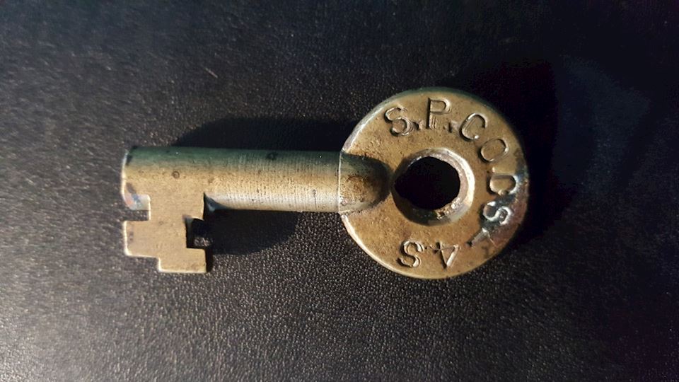 ANTIQUE SOUTHERN PACIFIC RR BRASS ADLAKE SWITCH KEY "S.P. CO.CS-4S"