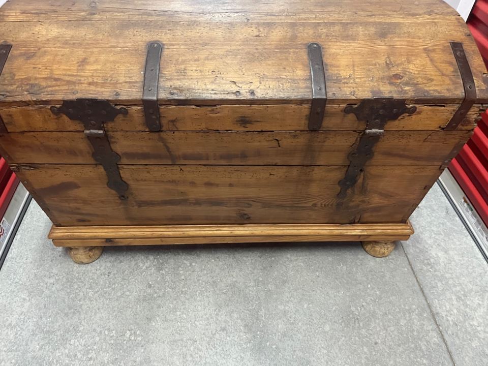 ARLINGTON ONLINE AUCTION - Storage Unit Clean out