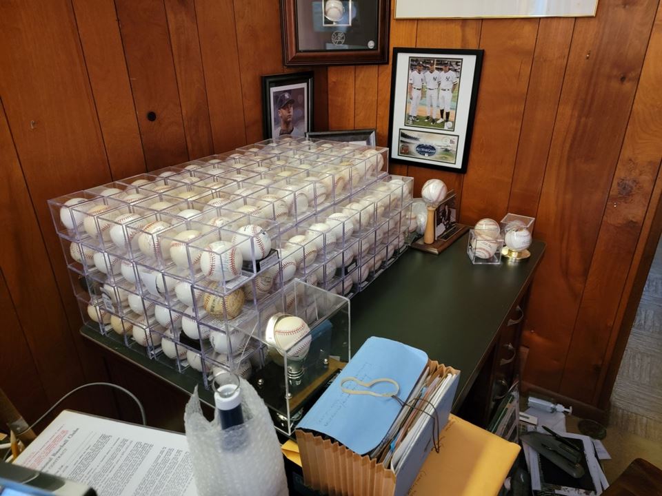 Collectors Baseball Memorabilia Auction Autographed Balls, Bats, Photos with COAs